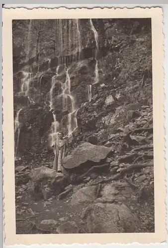 (F9306) Orig. Foto Harz, Frau vor dem Radau-Wasserfall 1938