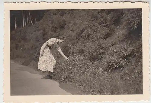 (F9301) Orig. Foto Frau am Wegesrand, gegenüber Sösetalsperre 1938