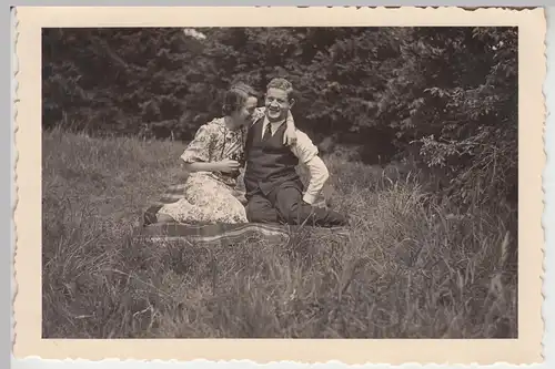 (F9300) Orig. Foto Paar macht Rast a. Wiese, zw. Elbingerode u. Rübeland 1938