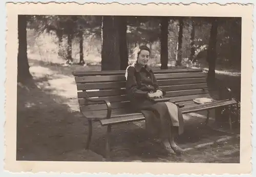 (F9299) Orig. Foto Braunschweig, Prinzenpark, Frau sitzt auf Bank 1938