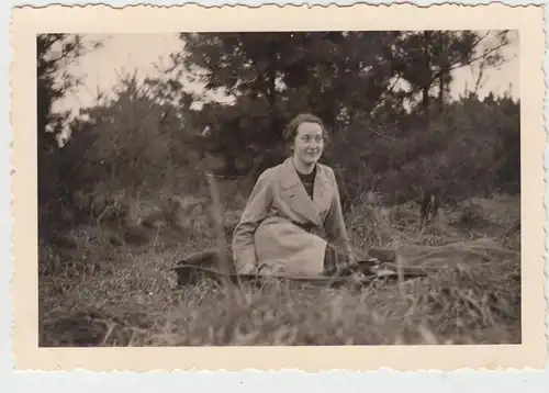 (F9298) Orig. Foto Frau liegt a. Wiese bei Waggum, 1938