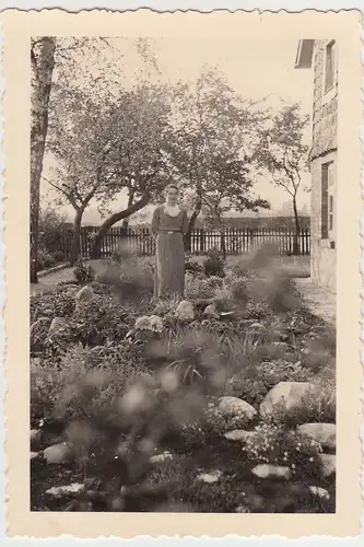 (F9297) Orig. Foto junge Frau steht im Garten 1937