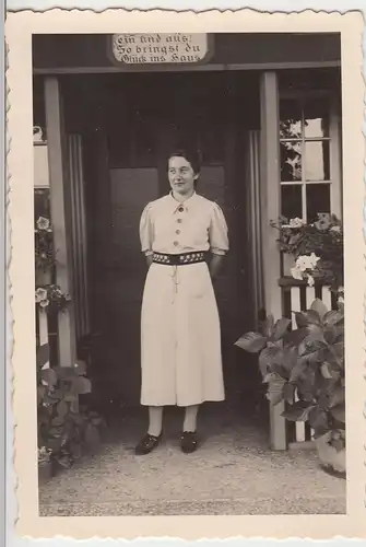 (F9295) Orig. Foto junge Frau steht vor einem Hauseingang 1937