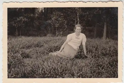 (F9294) Orig. Foto Frau liegt a. Wiese, zw. Rolfbüttel u. Didderse, 1937