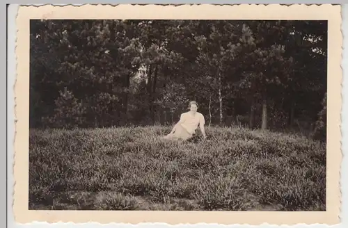 (F9293) Orig. Foto Frau liegt a. Wiese, zw. Rolfbüttel u. Didderse, 1937