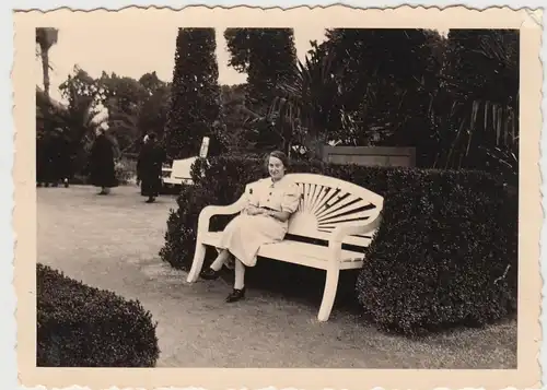 (F9286) Orig. Foto Bad Pyrmont, Frau auf Bank im Palmengarten 1937