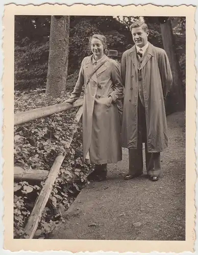 (F9281) Orig. Foto Hameln, Paar spaziert in einem Park 1937