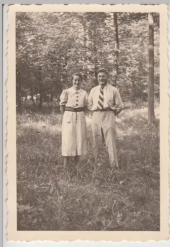 (F9280) Orig. Foto Eickhorst (Vordorf), Paar im Wald 1937