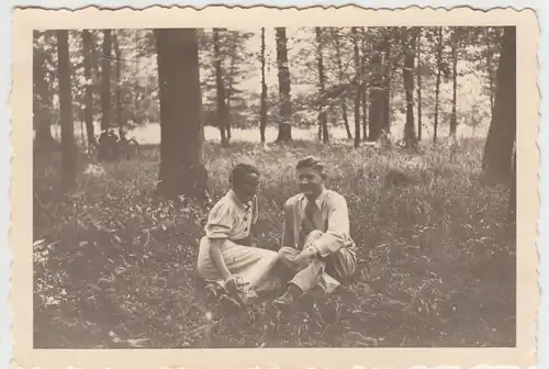 (F9279) Orig. Foto Eickhorst (Vordorf), Paar sitzt im Wald 1937