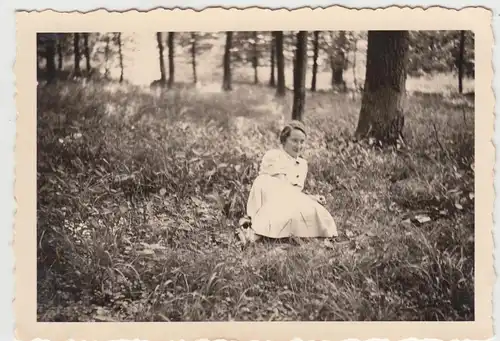 (F9277) Orig. Foto Eickhorst (Vordorf), Frau sitzt im Wald 1937