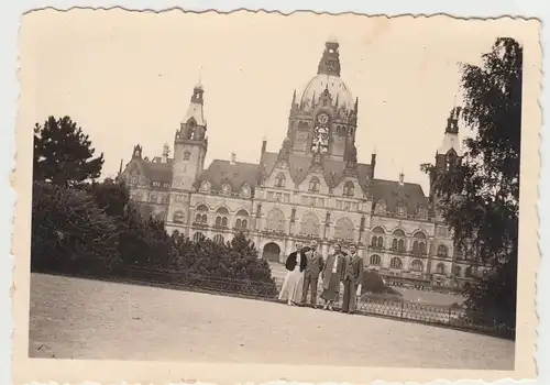 (F9273) Orig. Foto Hannover, Personen vor dem Rathaus 1937