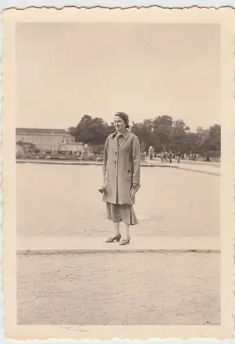 (F9271) Orig. Foto Dame in Hannover Herrenhausen 1937