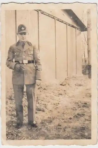 (F926) Orig. Foto Wehrmacht-Soldat an Gebäude, 1940er
