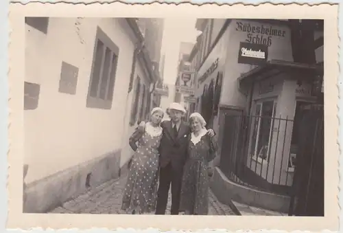 (F9248) Orig. Foto Rüdesheim, Personen in der Drosselgasse 1936