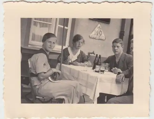 (F9226) Orig. Foto Rast im Gasthof zw. Bielefeld u. Paderborn 1936