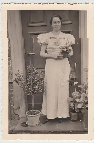 (F9193) Orig. Foto junge Frau steht vor einer Haustür 1936