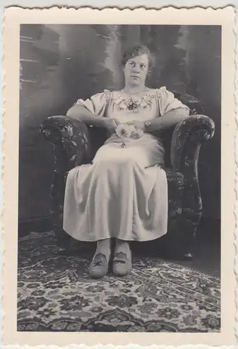 (F9192) Orig. Foto junge Frau im Sessel 1936