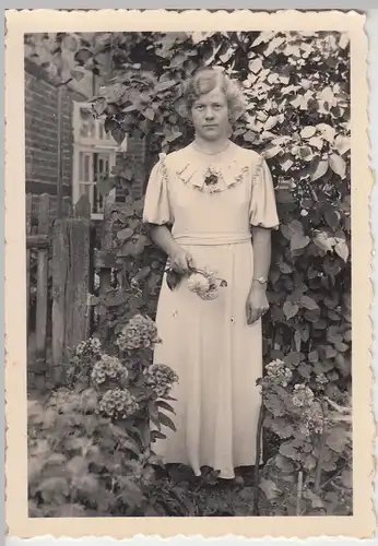 (F9191) Orig. Foto junge Frau mit Blumen im Garten 1936