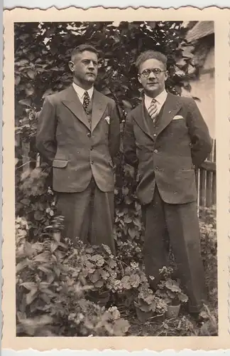 (F9188) Orig. Foto zwei Herren stehen im Garten 1936