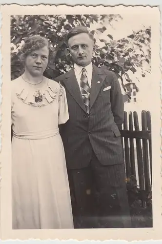 (F9186) Orig. Foto Herr und Dame im Garten 1936