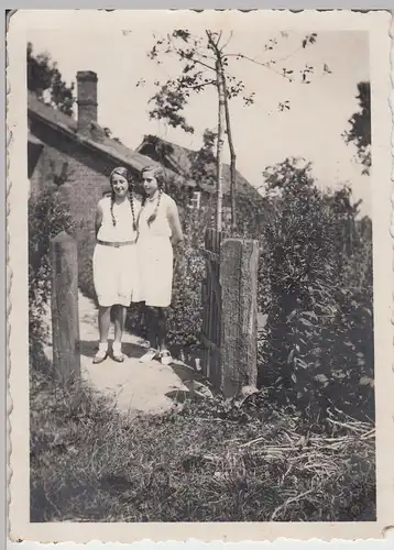 (F9185) Orig. Foto Mädchen Grete u. Elly mit langen Zöpfen im Garten vor einem H