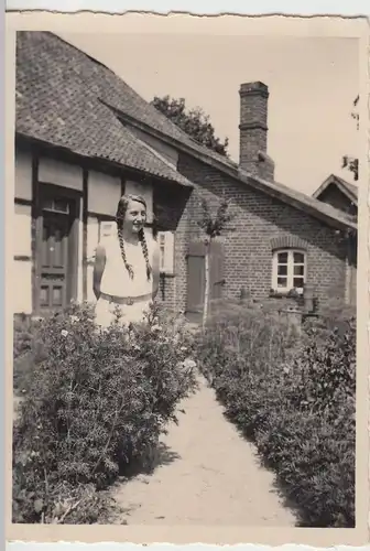 (F9183) Orig. Foto Mädchen mit langen Zöpfen im Garten vor einem Haus 1932