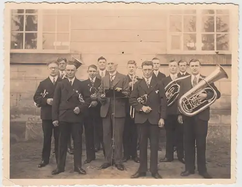 (F9175) Orig. Foto Meine, Posaunenchor bei der Kirche 1935
