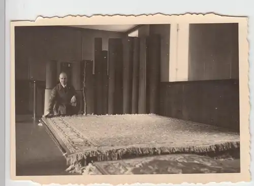 (F9160) Orig. Foto Herr in einem Teppichlager, Braunschweig 1936