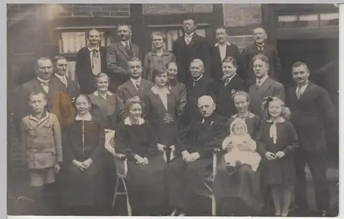 (F9151) Orig. Foto Gruppenfoto vor einem Gebäude 1930