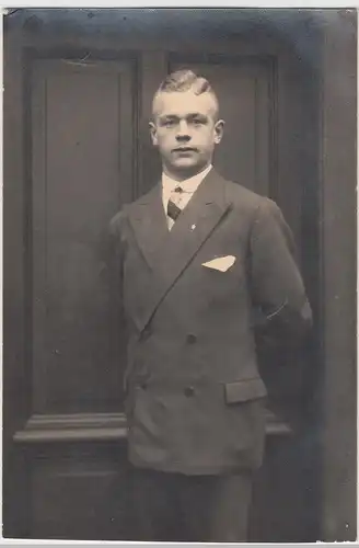 (F9150) Orig. Foto Porträt junger Mann vor Tür, 1930
