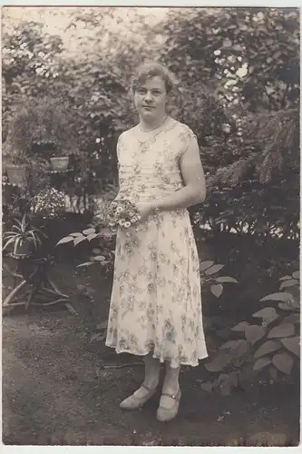 (F9149) Orig. Foto junge Frau mit Blumen im Garten 1931