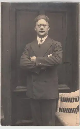 (F9148) Orig. Foto Porträt junger Mann vor Tür, 1930