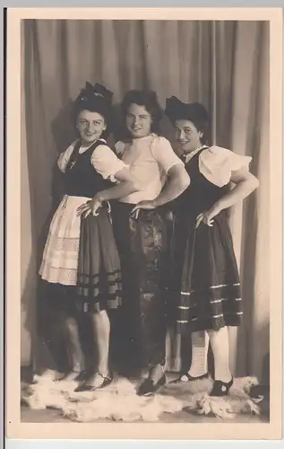 (F9124) Orig. Foto junge Frauen in Trachtenkleidern, Café Simon München 1940er
