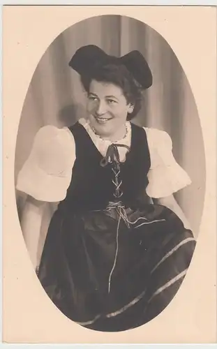 (F9123) Orig. Foto junge Frau im Trachtenkleid, Aufnahme im Café Simon München 1