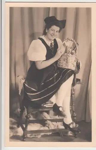 (F9122) Orig. Foto junge Frau mit Körbchen, Aufnahme im Café Simon München 1940e