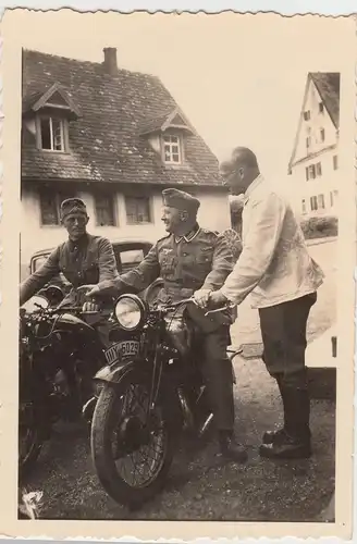 (F9120) Orig. Foto Wehrmachts-Soldaten mit Zivil-Motorrädern a.d. Lande 1940er