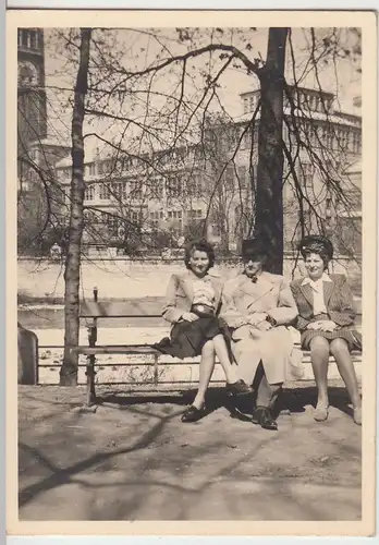 (F9118) Orig. Foto Personen auf der Parkbank in einer unbek. Stadt 1940er