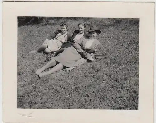 (F9117) Orig. Foto drei Damen liegen auf der Wiese, 1940er