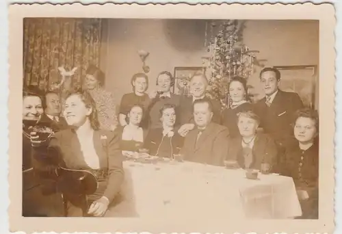 (F9116) Orig. Foto Personen zu Hause am Tisch, Weihnachten / Neujahr 1940er