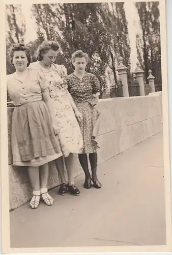 (F9113) Orig. Foto junge Frauen an Mauer auf Gehsteig 1940er