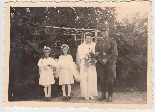 (F9106) Orig. Foto Hochzeit mit Wehrmacht-Soldat, Paar mit Mädchen 1930er