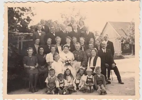 (F9105) Orig. Foto Hochzeit mit Wehrmacht-Soldat, große Gruppe im Freien 1930er
