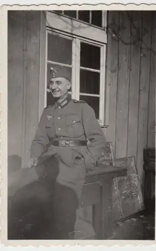 (F9102) Orig. Foto Wehrmacht-Soldat am Fenster einer Holzbaracke 1930er