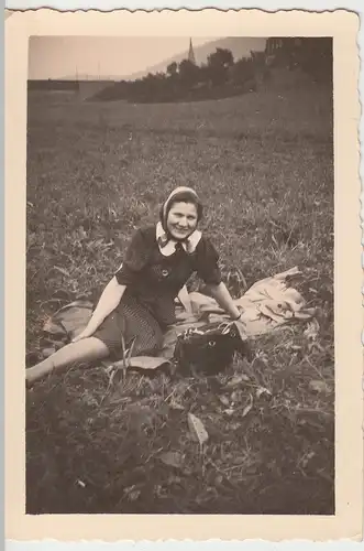 (F9101) Orig. Foto junge Frau auf einer Wiese, 1930er