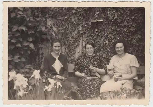 (F9100) Orig. Foto drei Damen mit Strickzeug auf einer Bank 1930er