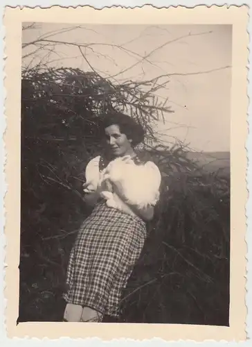 (F9095) Orig. Foto junge Frau mit weißen Hasen im Freien 1939