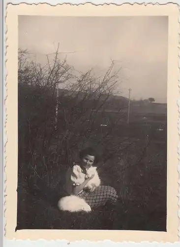 (F9094) Orig. Foto junge Frau mit weißen Hasen auf Wiese 1939