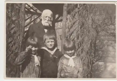 (F9092) Orig. Foto Großvater mit Enkeln Doris, Hans u. Gertrud 1930er