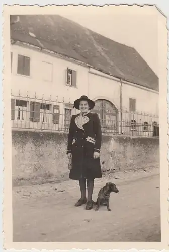 (F9091) Orig. Foto junge Frau mit Hund a.d. Straße, 1930er