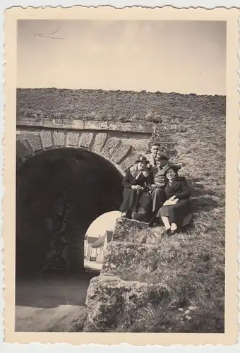 (F9088) Orig. Foto Ostrach, Personen am Torbogen, 1937